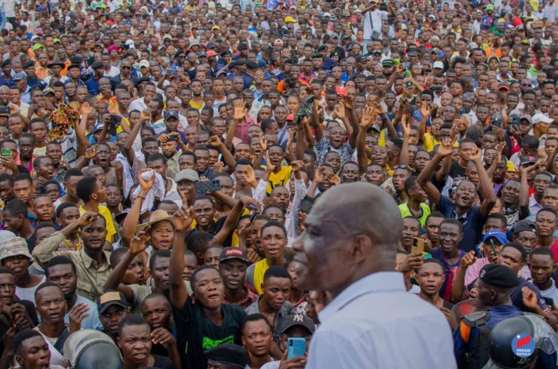 Le président de l'Ecidé Martin Fayulu devant une foule immense à Tshikapa