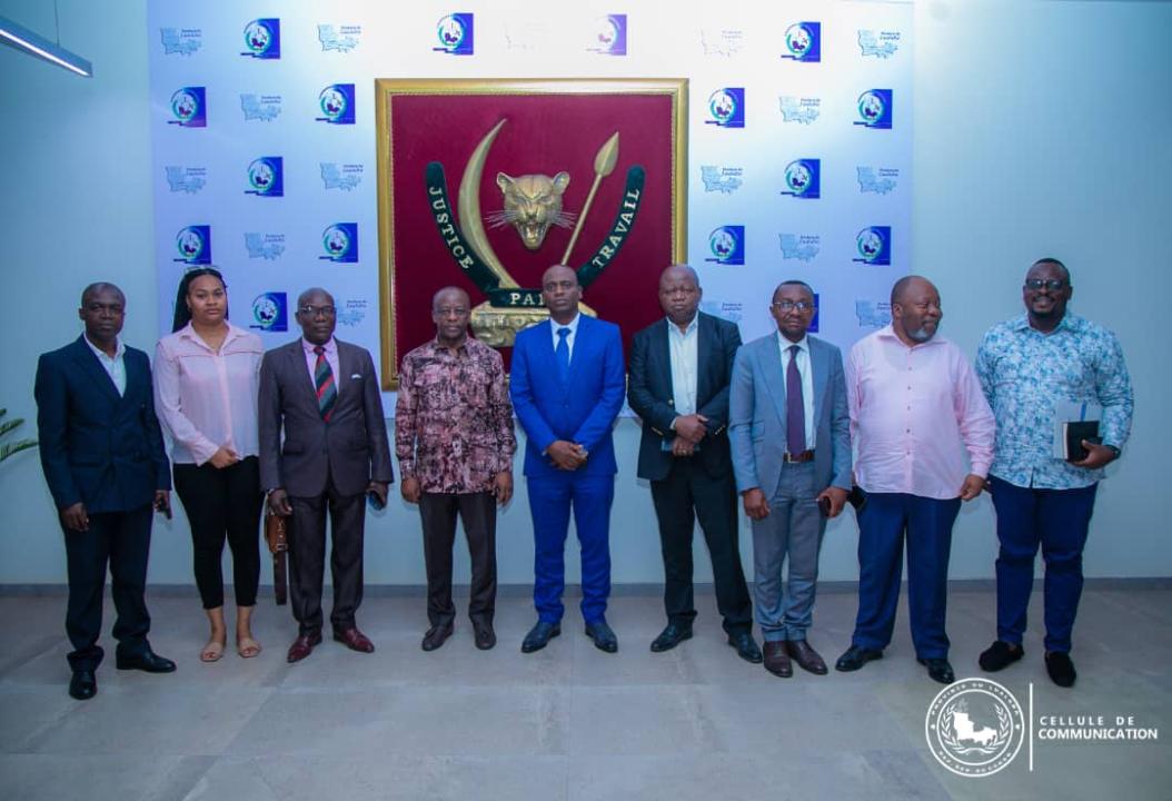 Le ministre d'État en charge de la Décentralisation Eustache Muhanzi entouré de parties prenantes à l'appui aux plans locaux de développement des EDT