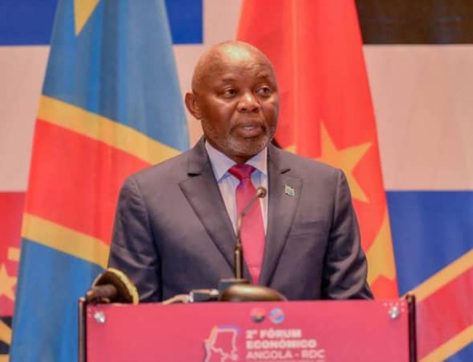 Vital Kamerhe du haut de la tribune de la deuxième édition du forum RDC-Angola à Luanda.