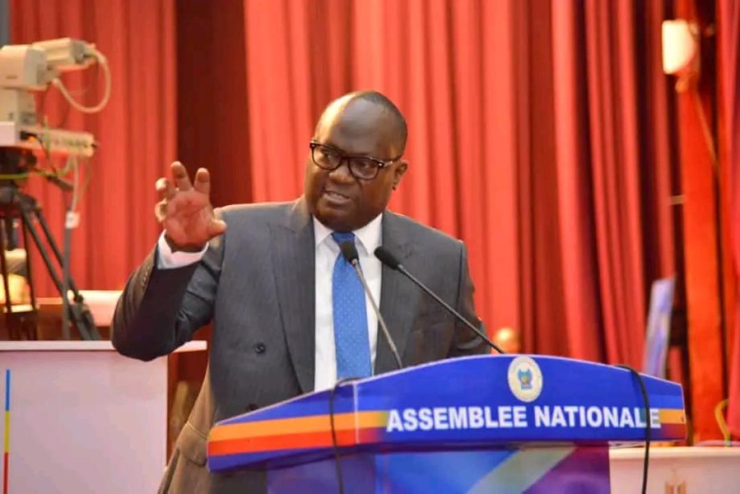 Le député national Guy Mafuta Kabongo sur la tribune de l'Assemblée nationale