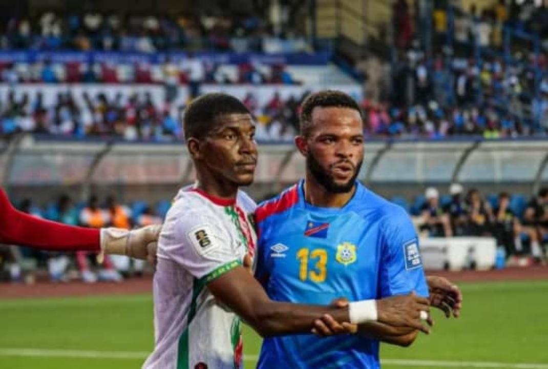 Meschack Elia en duel avec un défenseur mauritanien au Stade des Martyrs. [Photo d'illustration]