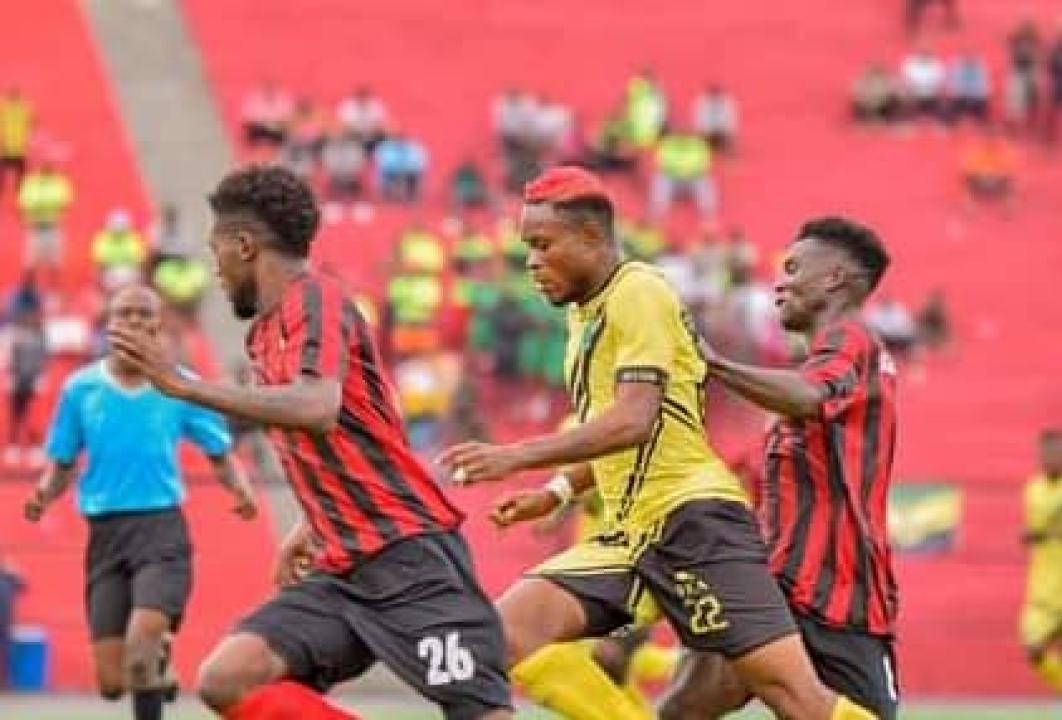 L'attaquant de VClub, Jonathan Ikangalombo en course avec deux joueurs de Maniema Union, au Stade Tata Raphaël