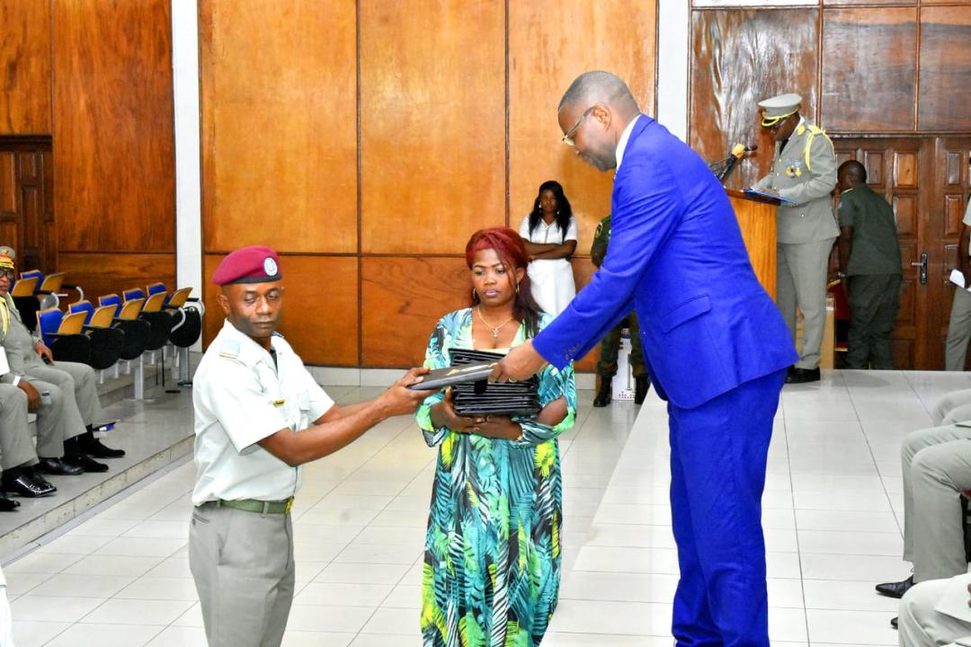 Le ministre de l'industrie remet le diplôme de mérite à un officier de l'armée