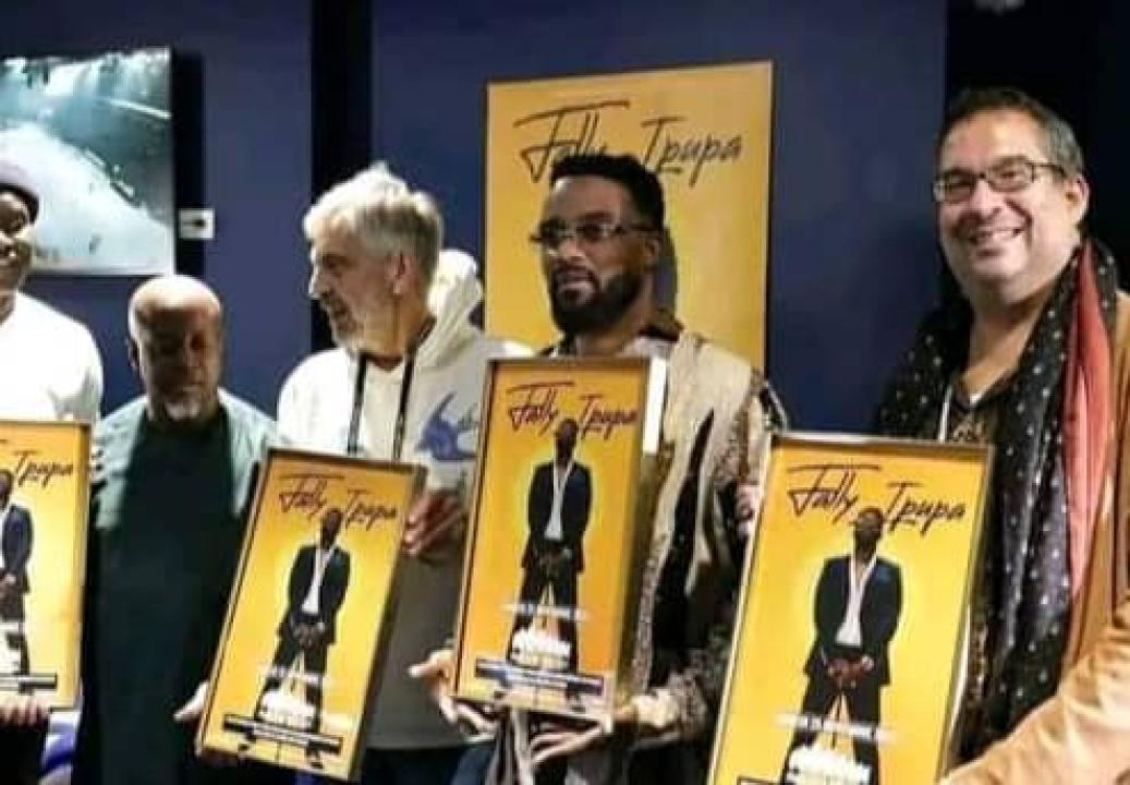 Fally Ipupa lors de la remise de plaque de mérite par les gestionnaires de Paris La Défense Arena.