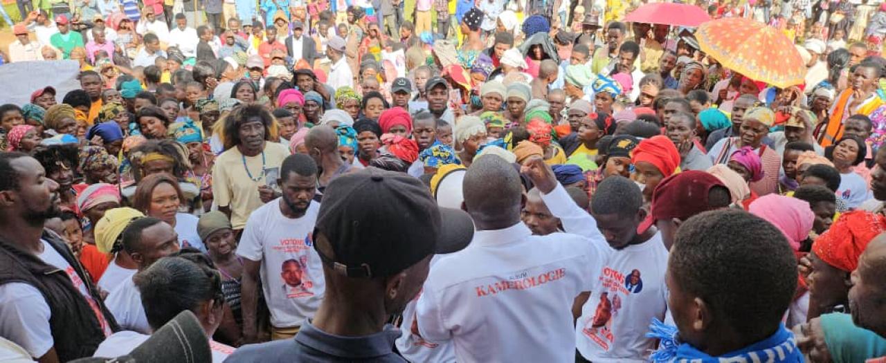 Amato Bayubasire devant sa base de Kaziba