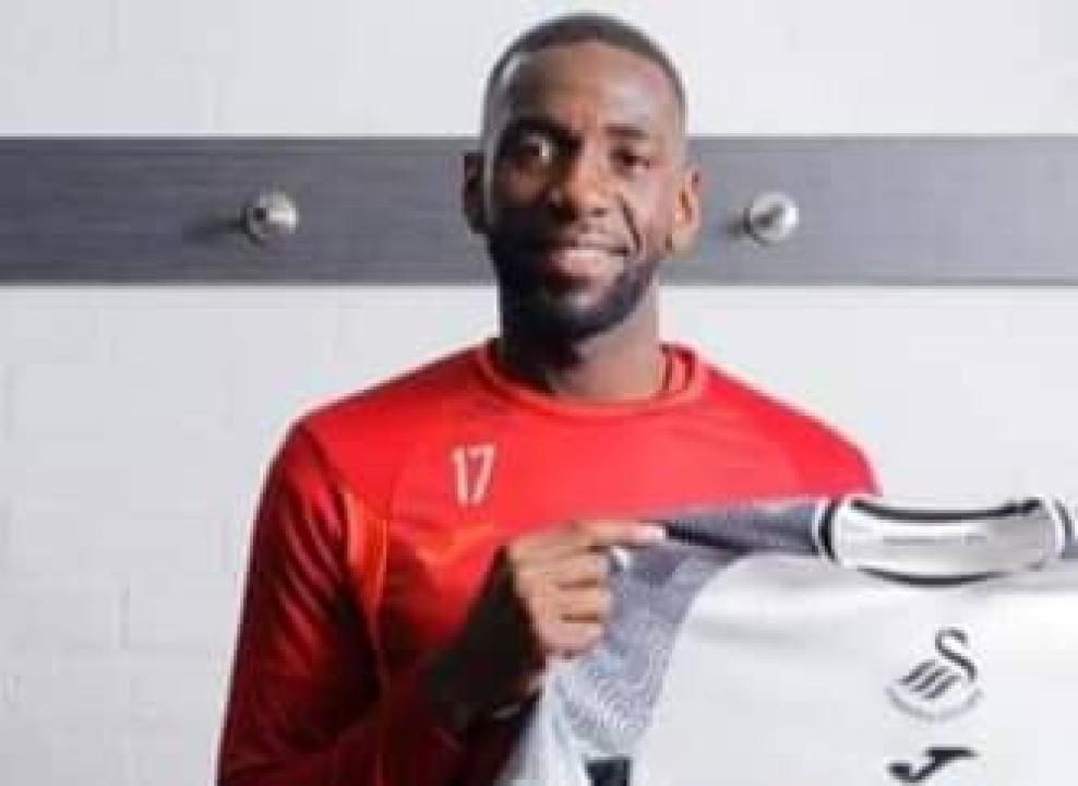 Yannick Bolasie lors de la signature de son contrat avec Swansea City AFC