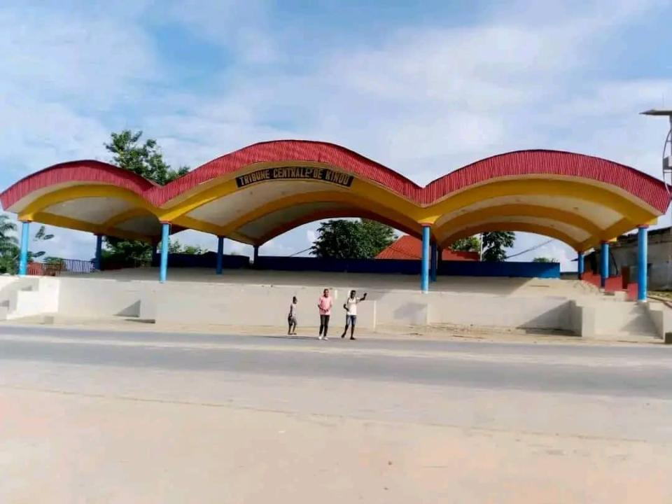 La tribune centrale de Kindu