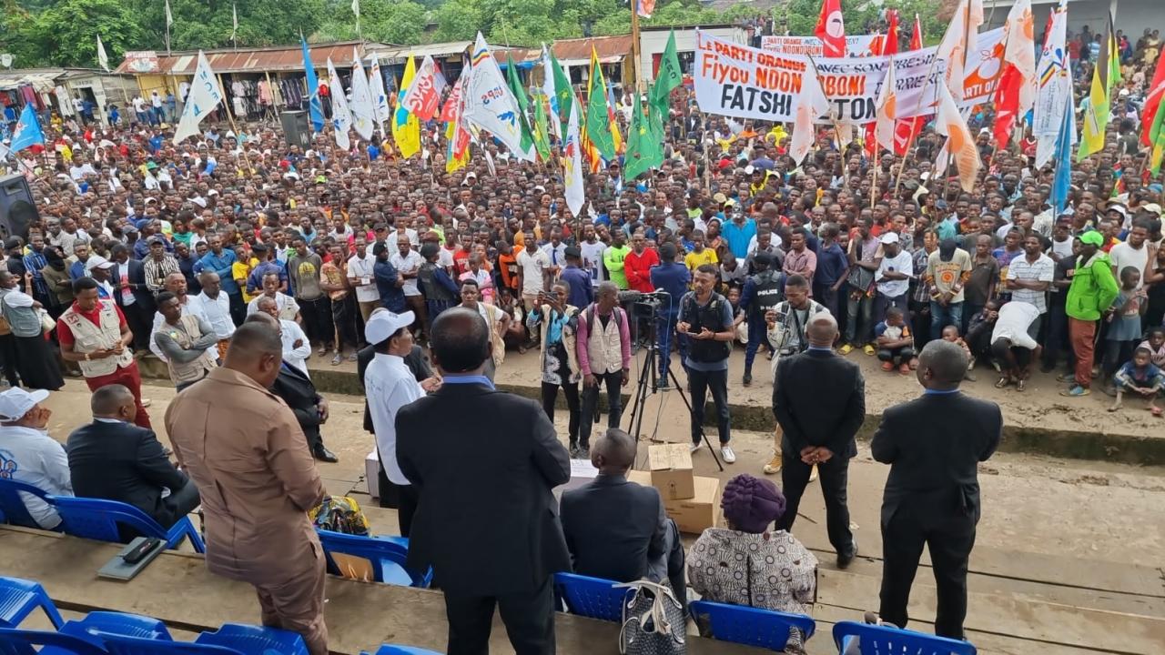 Christophe Mbosa devant une foule immense à Inongo (Mai Ndombe)