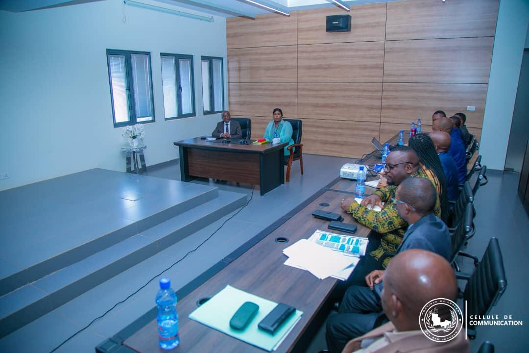 Le MinÉtat de la décentralisation, Eustache Muhanzi et Fifi Masuka, gouverneur de la province du Lualaba, président une séance de travail des membres du gouvernement provincial et agents du secrétariat général de l'administration de la décentralisation.