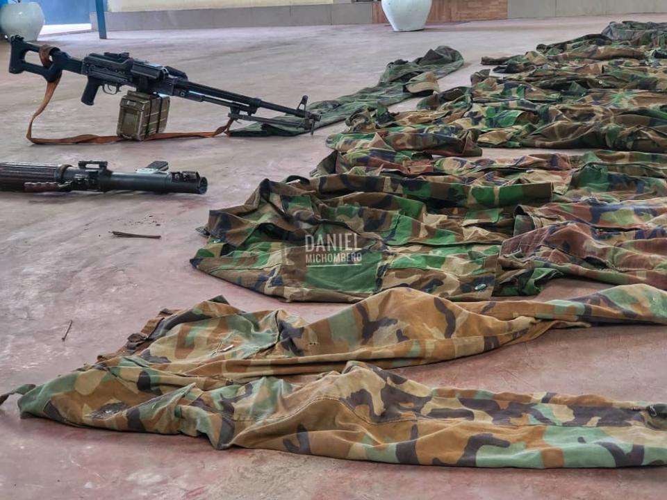 Quelques effets militaires ramassés sur les corps des militaires rwandais tués dans des affrontements à Karenga en territoire de Masisi au Nord-Kivu. Photo crédit : Daniel Michombero