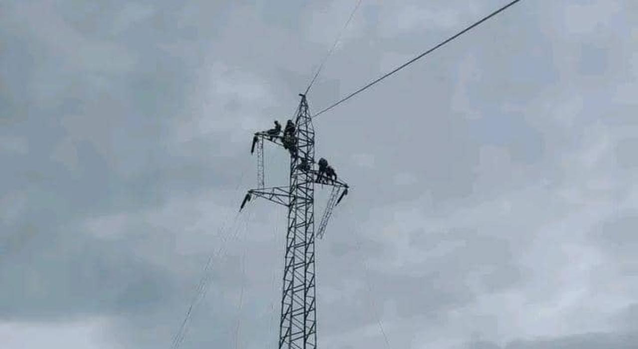 Les techniciens de la Société Virunga Énergies en réparation des lignes endommagées par des bombardements des M23-RDF