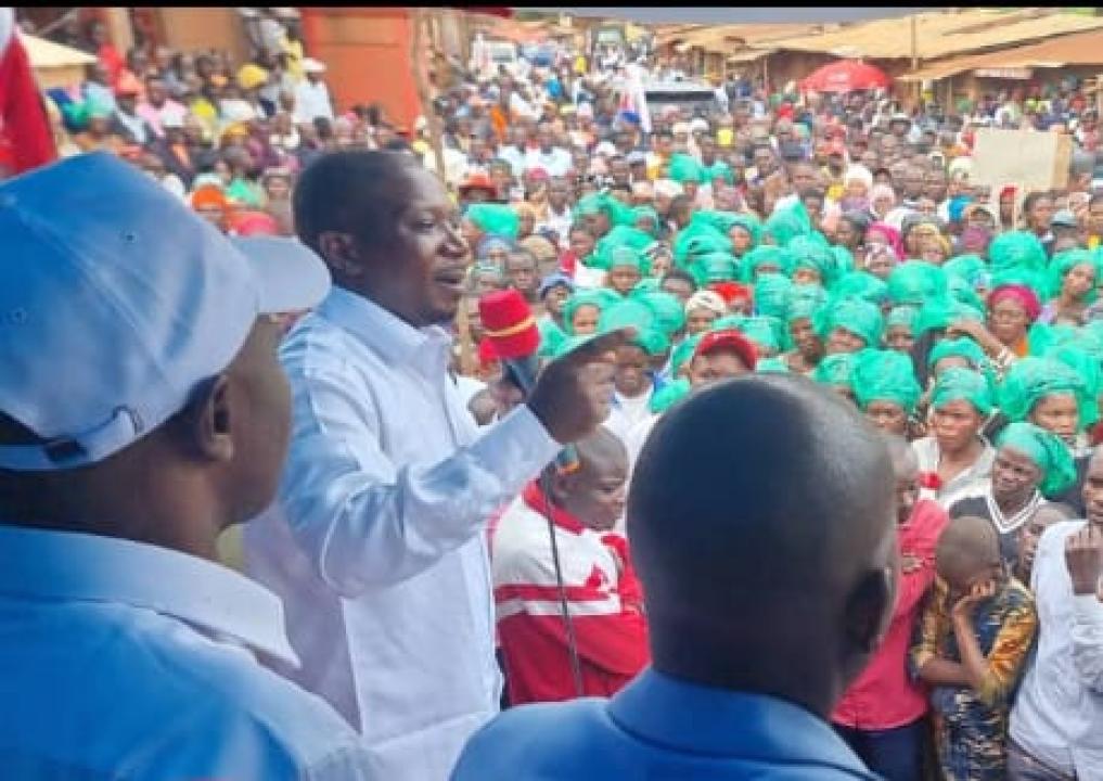 Le député national, Amato Bayubasire Mirindi devant la population de Mugogo.