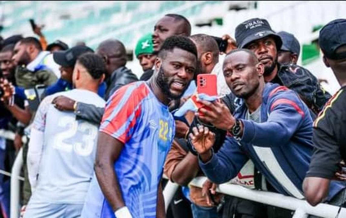 Chancel Mbemba et quelques fans des Léopards à Murcia. [Photo d'illustration]