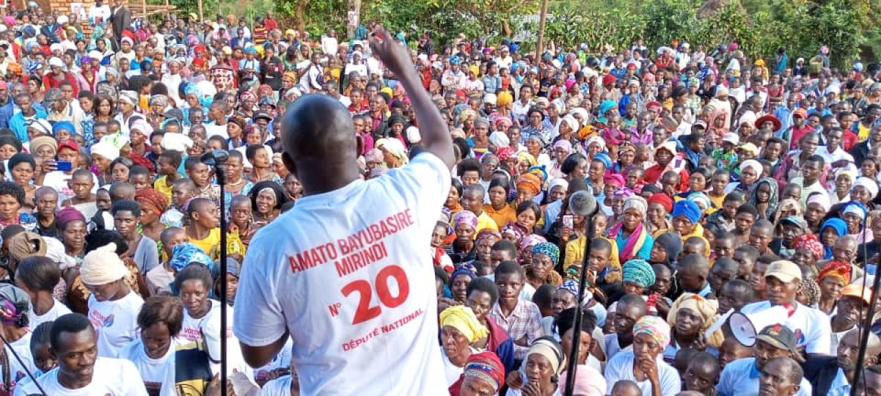 Amato Bayubasire devant une foule à Lurhala Centre au Sud-Kivu