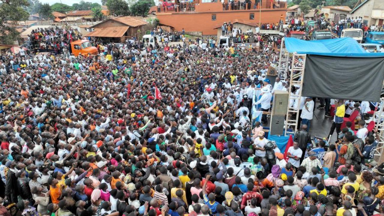 Moïse Katumbi devant la population à Isiro