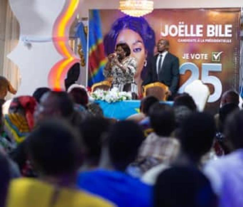 La candidate N°25 à la présidentielle, Joëlle Bile devant les jeunes du Mont Amba.