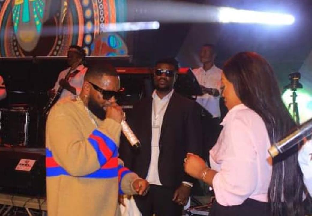 Ferré Gola et l'une de ses fans au Sofitel Hôtel Ivoire d'Abidjan.