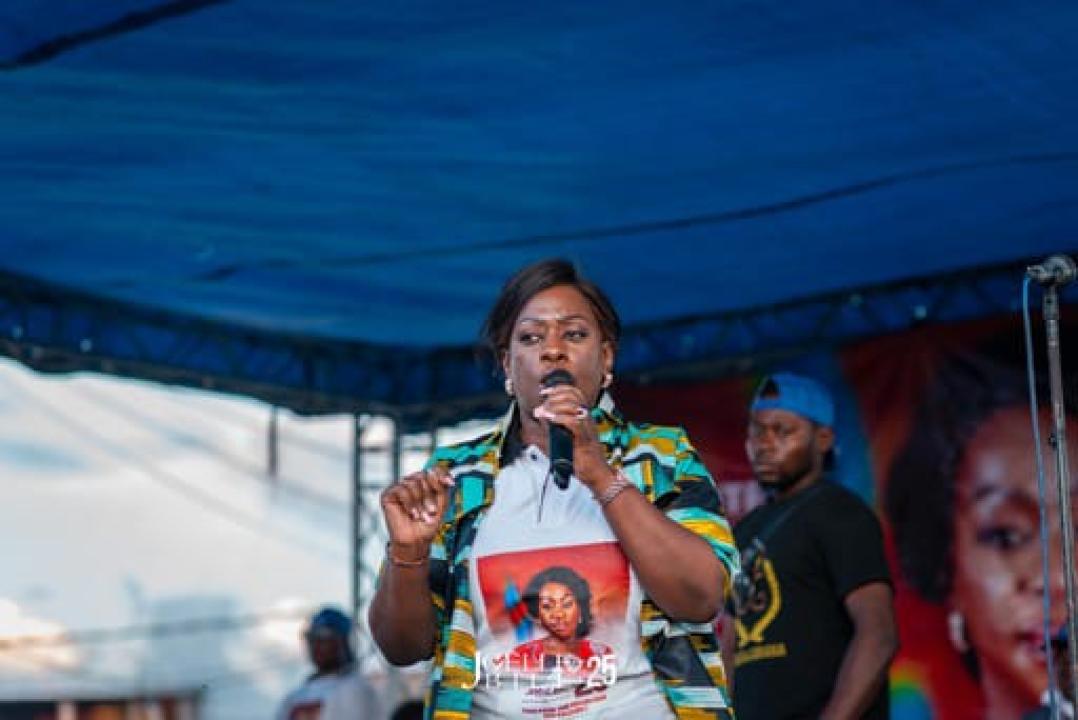 La candidate N°25 Joëlle Bile en pleine meeting à Tshangu, stade municipal de Masina