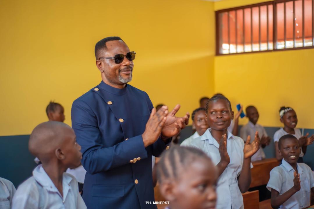 Tony Mwaba dans une salle de classe après l'école Félix Tshisekedi après son inauguration