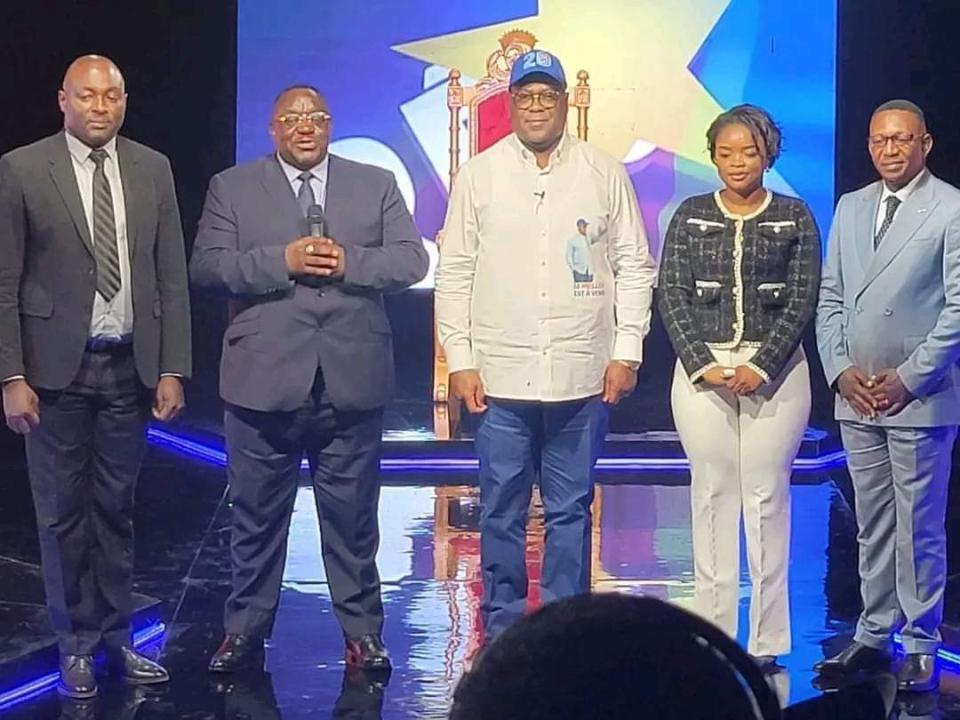 Le candidat  président de la République Félix Tshisekedi pose avec quelques journalistes congolais