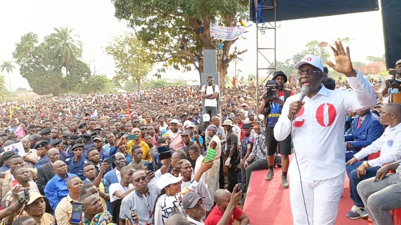 Jean-Lucien Bussa en plein meeting à Gemena (Sud Ubangi)