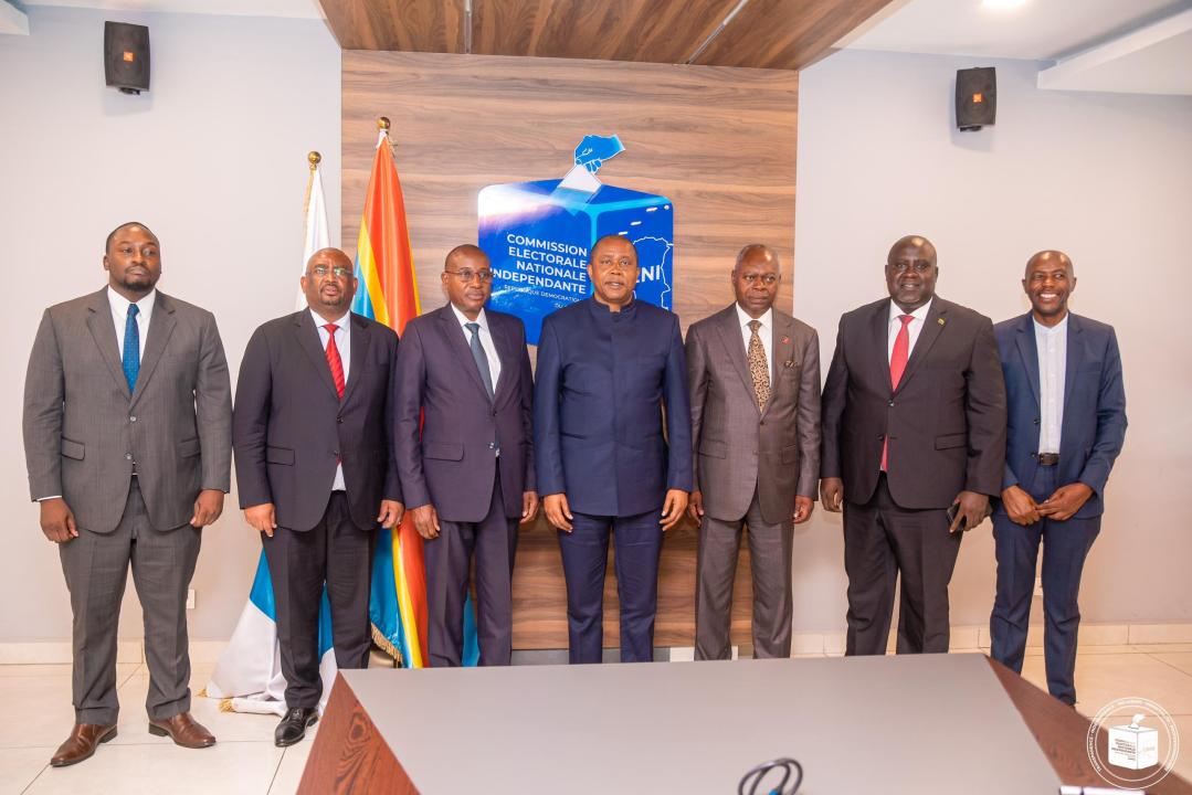 Les ambassadeurs de la SADC avec le président de la Ceni Denis Kadima