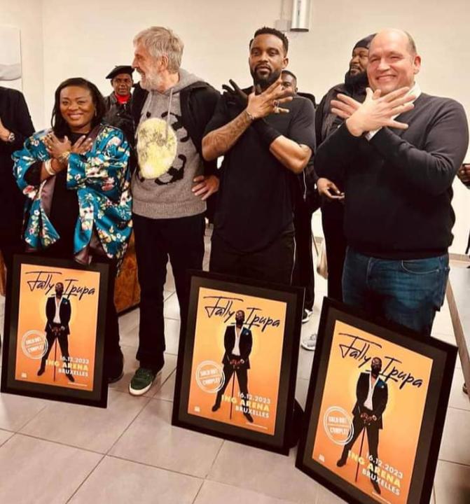 Fally Ipupa entouré des gestionnaires de l'ING Arena Bruxelles. [Photo d'illustration]