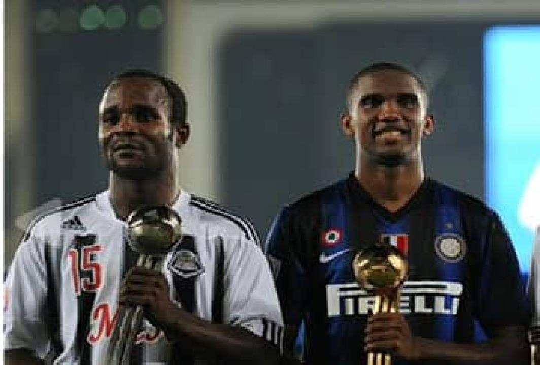 L'ancien attaquant du TP Mazembe, Alain Kaluyituka Dioko, et Samuel Eto'o, lors de la remise des trophées, au mondial des clubs 2010 à Abu Dhabi. [Photo d'illustration]