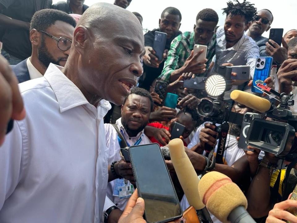 Martin Fayulu à la sortie du centre de vote de l'Athénée de la Gombe.