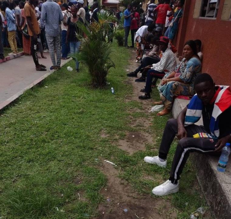 Les électeurs au centre de vote Mokengeli à Kinshasa-Lemba