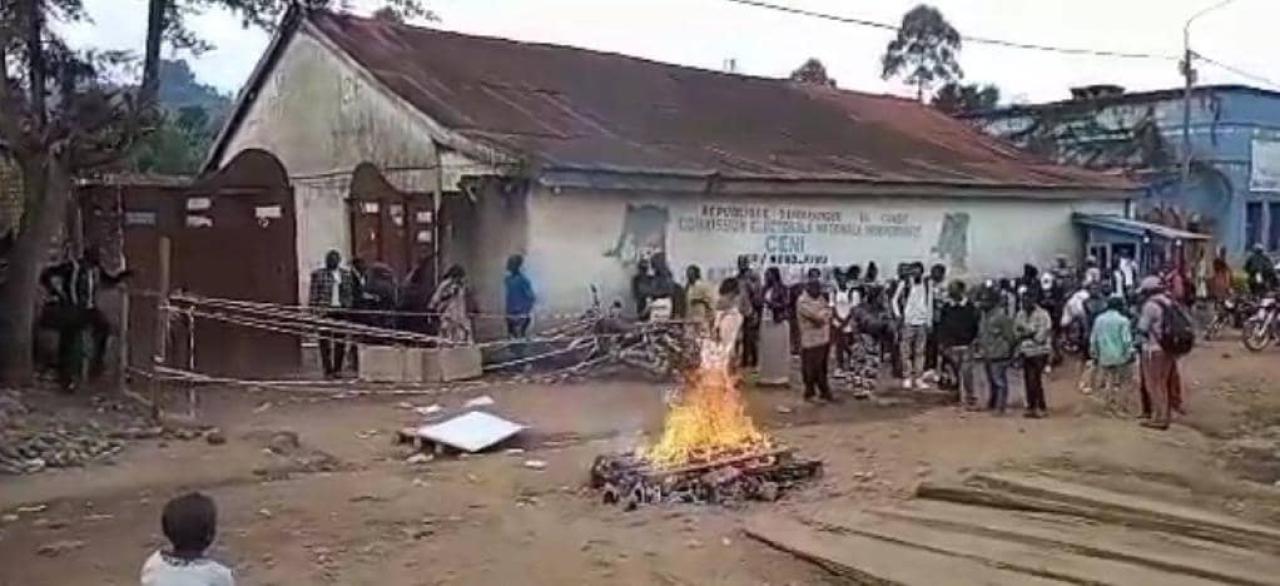 Quelques agents temporaires de CENI en manifestation devant le bureau de l'antenne de Lubero au Nord-Kivu