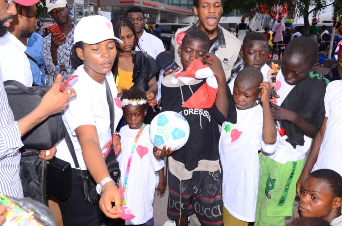 La chanteuse Afro pop Joyce Kaj partage un moment de joie avec les enfants dits de la rue
