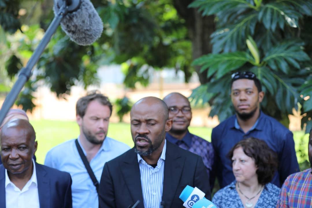Le ministre Patrick Muyaya entouré par les journalistes de la presse internationale