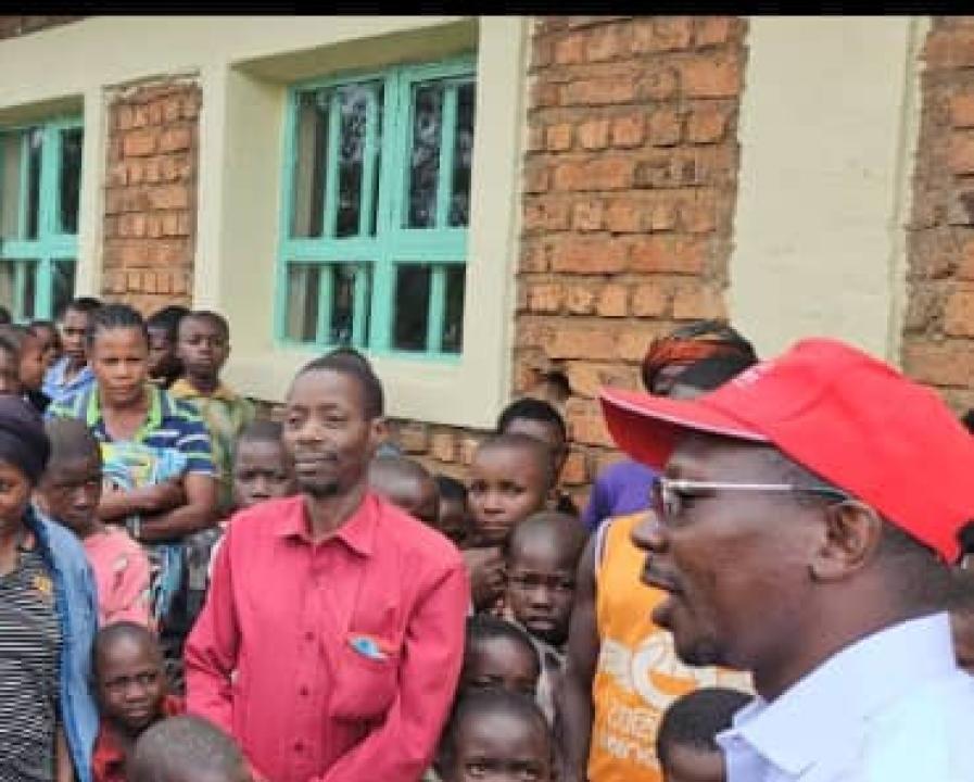 Amato Bayubasire en échange avec les fidèles catholiques du secteur de Cagombe.