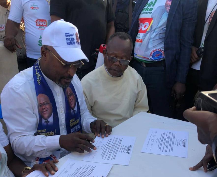 Le candidat Jésus-Noël Sheke et le père recteur de l'école primaire Kimbiolongo
