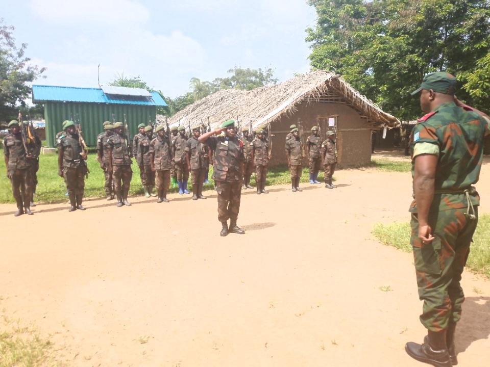 Le général-major Shicko Tshitambwe recevant les honneurs militaires lors d'une mission dans l'axe nord du secteur opérationnel sokola 1