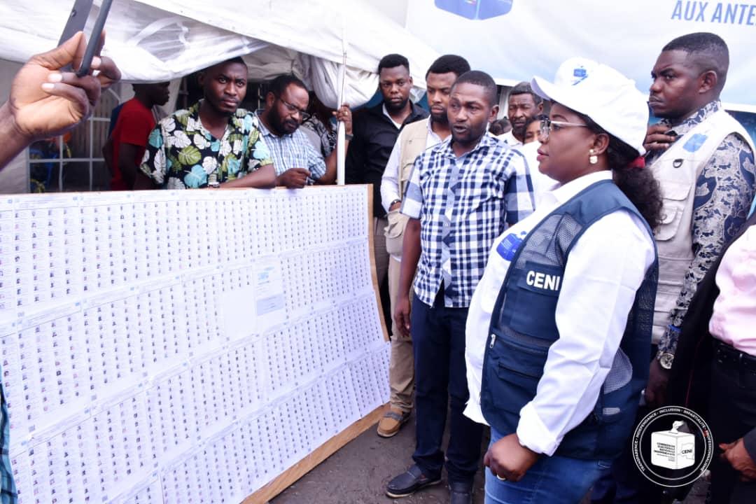 Patricia Nseya dans l'une des antennes de la CENI pour se rassurer de l'affichage effectifs des listes définitives des électeurs