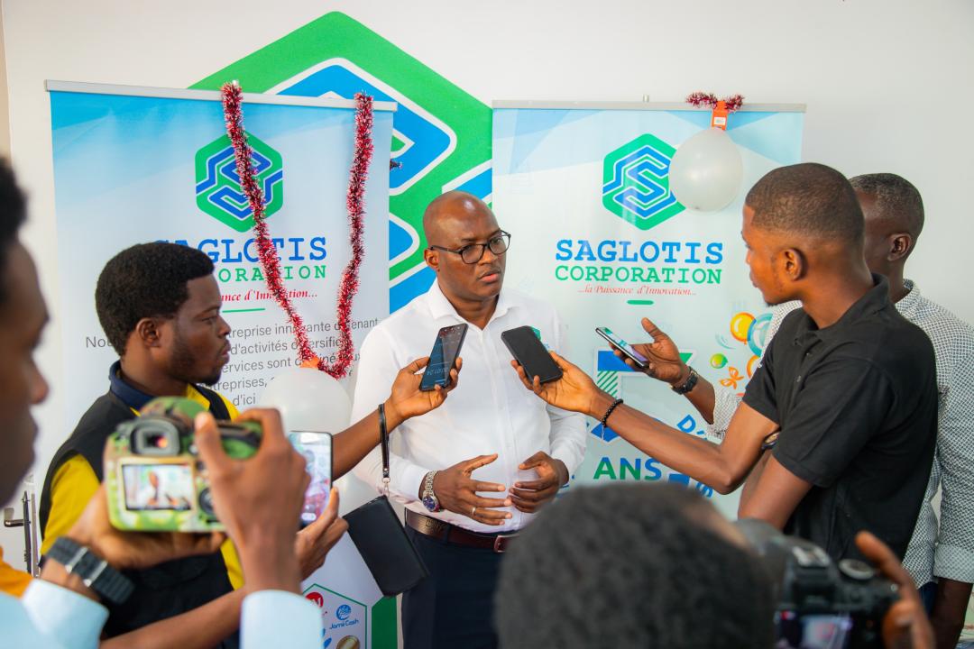 Le Directeur Général de SAGLOTIS Corporation Sarl, Salem Antipas répondant aux préoccupations des journalistes