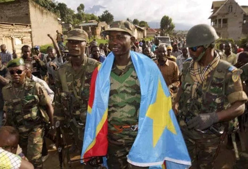 Le feu colonel Mamadou Ndala se couvrant du drapeau de la RDC.
