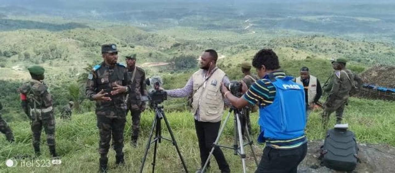 Capitaine Antony Mwalushay avec quelques journalistes au front dans le territoire de Beni