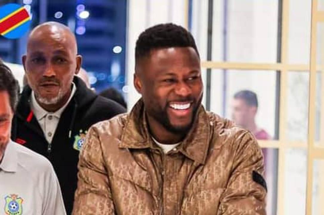 Chancel Mbemba lors de son arrivée à Dubaï.