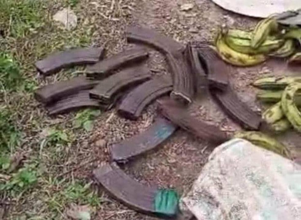 Des effets saisis par l'armée congolaise lors d'un affrontement avec les miliciens maï-maï Kyandenga en territoire de Mambasa