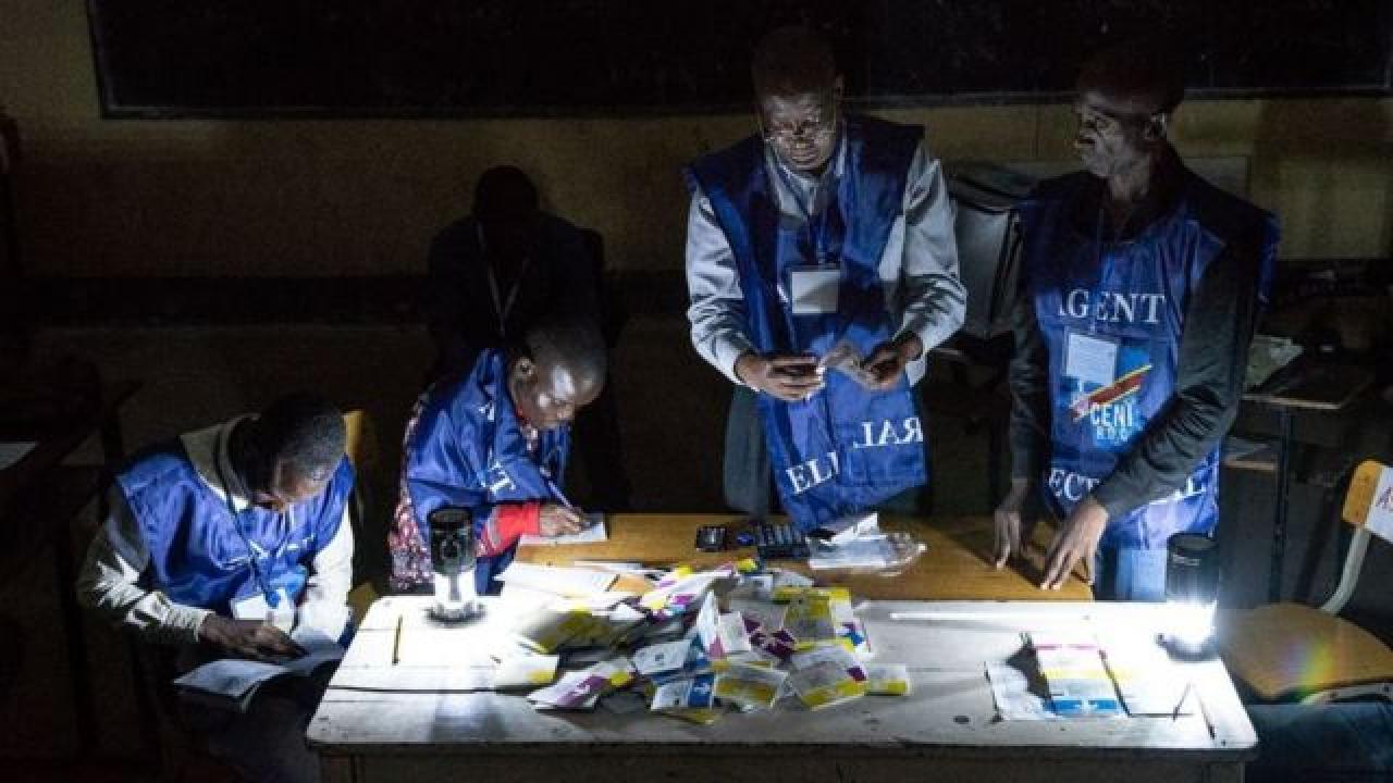 Quelques agents de la CENI dépouillent les bulletins de vote. [Photo d'illustration]