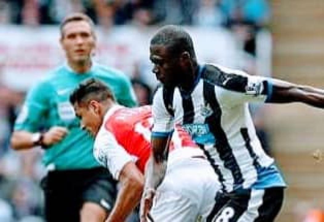 Chancel Mbemba sous les couleurs de Newcastle, en duel avec Alexis Sanchez. [Photo d'illustration]