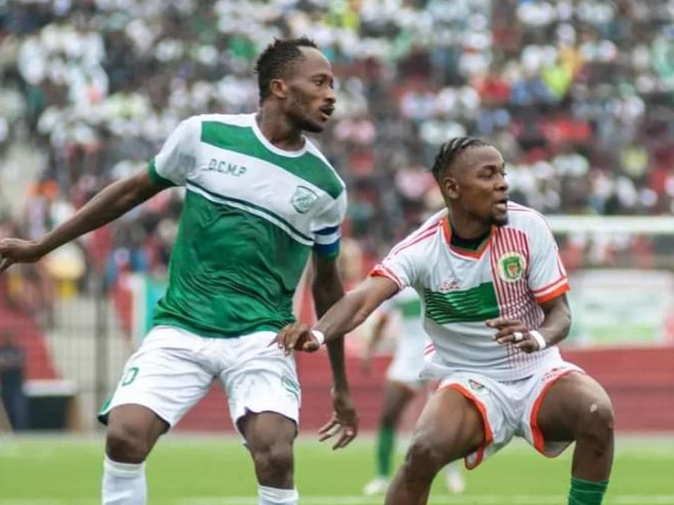 Le milieu de terrain du DCMP, Junior Kone en duel avec un joueur l'OC Renaissance lors d'une rencontre disputée au stade Tata Raphaël. [Photo d'illustration].