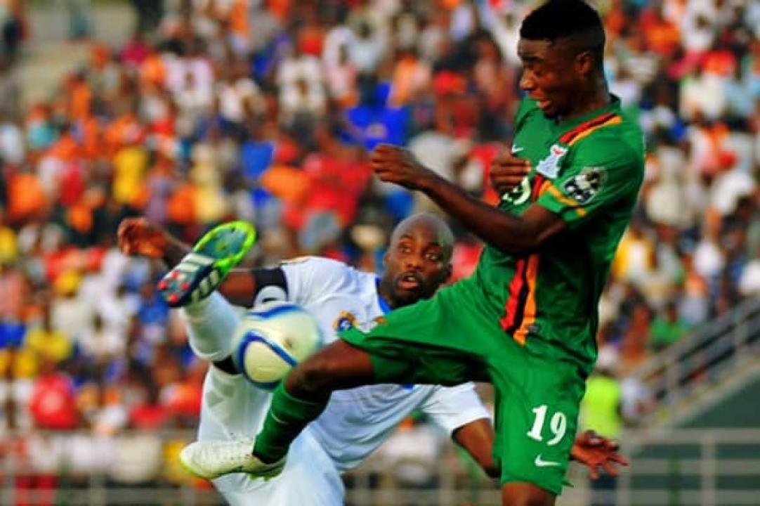 Le Congolais Youssouf Mulumbu en duel avec le Zambien Nathan Sinkala, lors de la CAN Guinée équatoriale 2015. [Photo d'illustration]