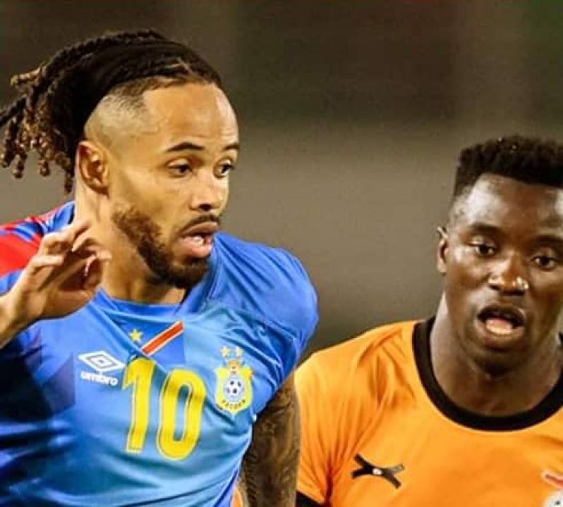 Théo Bongonda en duel avec un joueur zambien. [Photo d'illustration]