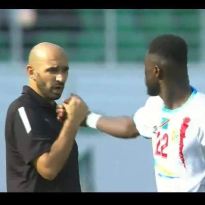 Les accolades chaudes entre le coach marocain et le joueur congolais Chancel Mbemba