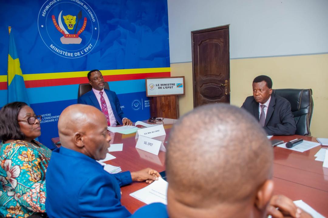 Le ministre Tony Mwaba sur la même table que tous ses collaborateurs et membres de l'administration de l'EPST