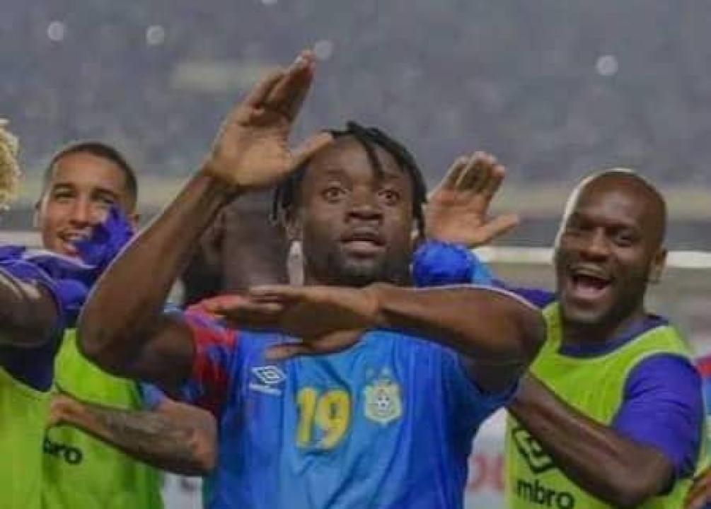 Fiston Mayele Kalala en pleine célébration d'un but au stade des martyrs de Kinshasa. [Photo d'illustration]